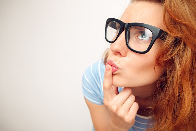 Femme qui s'interroge sur son orientation post-bac