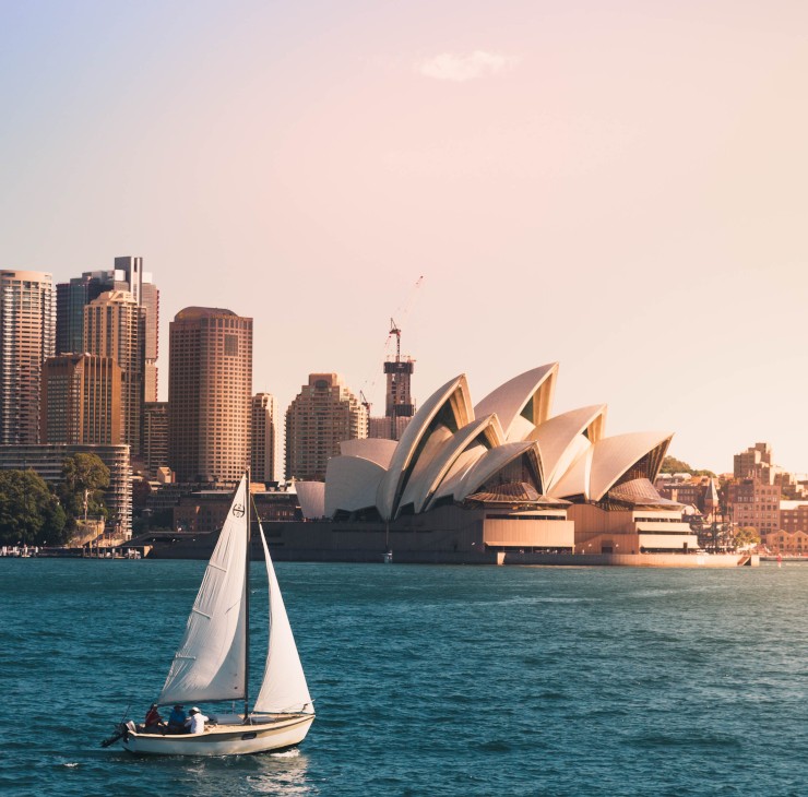 Tous en Australie pour un semestre à l'étranger ! Image de Sydney avec soleil couchant et vue sur la mer - L'Australie est parfaite pour vous expatrier pendant un semestre !