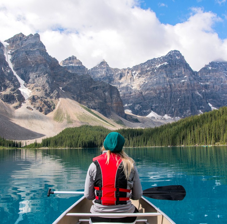 Choisissez le Canada pour vos études Femme sur une barque explorant un paysage canadien - Découvrez le Canada, destination parfaite pour ses études !