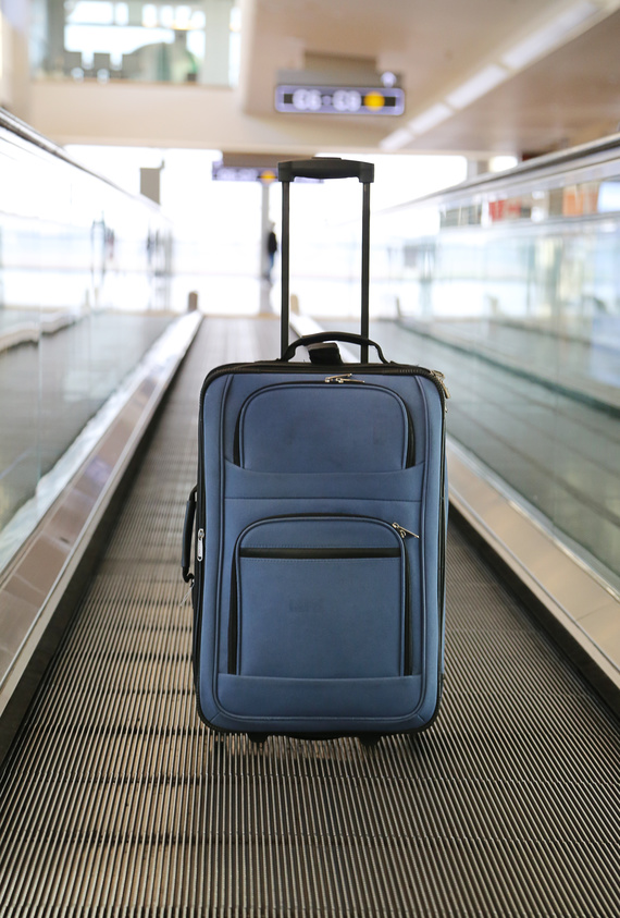 Valise à l'aéroport - la SMENO vous donne les astuces pour trouver votre stage à l'étranger