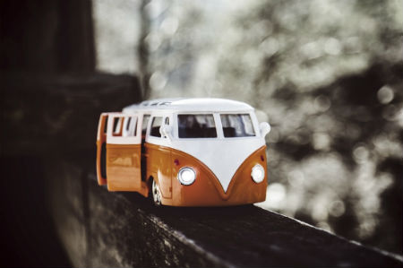Bus en jouet ouvrant ses portes - La SMENO vous ouvre les portes vers un séjour sans problème avec son assurance complète pour étudiant à l'étranger.