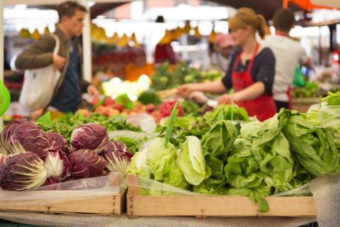 Faire ses courses au marché, avec la SMENO et Nutrimis.