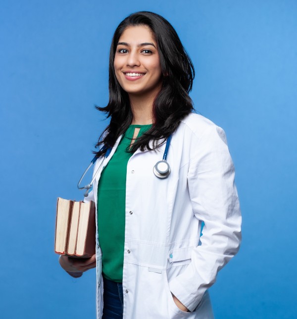 Etudiante en médecine souriante - Comment fonctionne une mutuelle étudiante ? Qu'est-ce que la mutuelle étudiante ? Pourquoi s'assurer ?