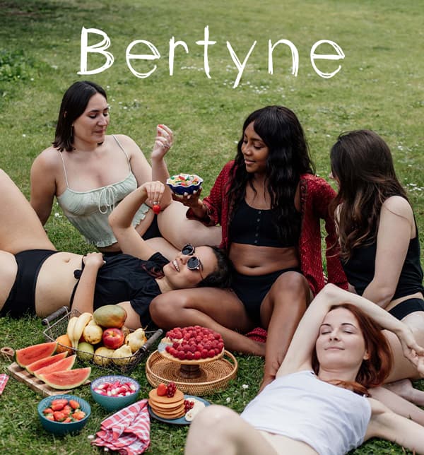 jeunes femme dans un parc picnic