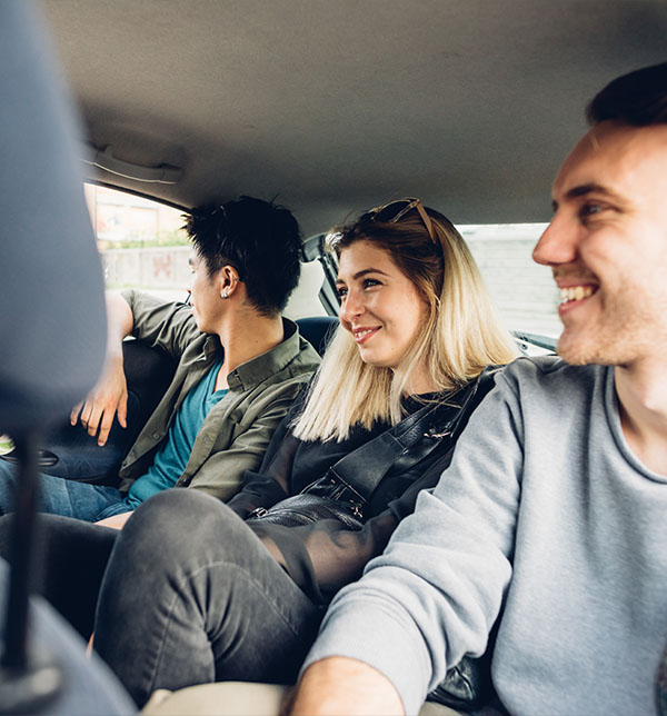 Tous ensemble pour réduire le nombre de voitures sur les routes avec le covoiturage Groupe de personnes à l'arrière d'une voiture - optez pour le covoiturage pour vos trajets du quotidien
