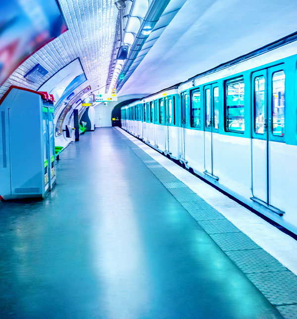 Prenez le métro ou le bus quand vous en avez l'opportunité station de métro - optez pour la solution économique et responsable des transports en commun