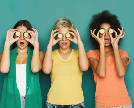 3 étudiantes couvrant leurs yeux avec des rondelles de concombre surprises par ce qu'elles regardent - avec SMEN'UP, on vous accompagne au mieux pour faire vos vœux Parcoursup