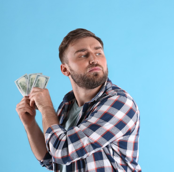 Homme tenant quelques billets en main - La meilleure mutuelle est celle qui coût pas cher et qui rembourse bien !