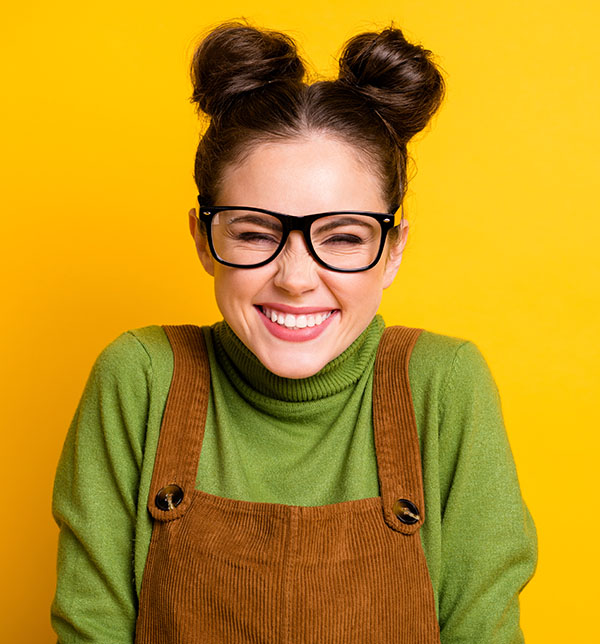 La SMENO vous dit tout sur les jobs lycéens et il y'a de quoi sourire ! lycéenne heureuse - La SMENO vous informe des modalités de rémunération quand vous travaillez en tant que lycéen