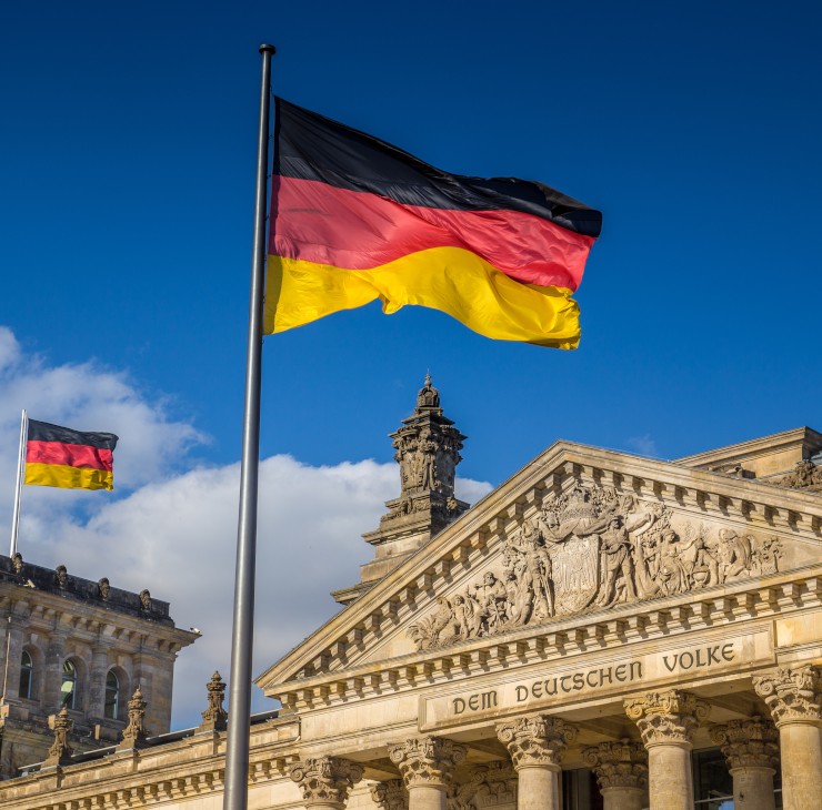 L'Allemagne, cette destination top pour ses études Drapeau de l'Allemagne devant un monument - Pour des études inoubliables, faites le choix de l'Allemagne