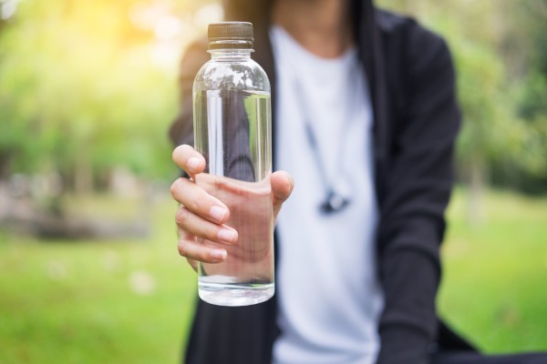 S'hydrater en période de canicule, avec la SMENO.