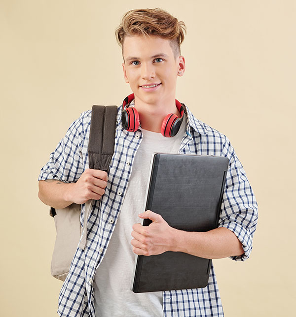 Etudiant souriant portant ses cahiers - La SMENO aide les étudiants à préparer leur séjour à l'étranger 