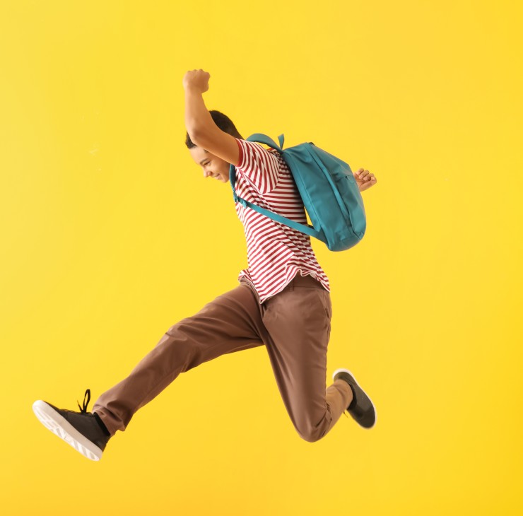 La CVEC, on peut ne pas avoir à la payer ! Etudiant avec cartable qui saute vers l'avant - Vous pouvez exulter, vous n'êtes peut-être pas concerné par le paiement de la CVEC