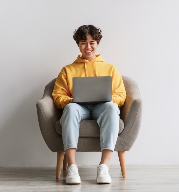 étudiant sur une chaise, recherchant une bonne mutuelle