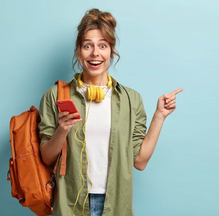 Jeune femme pointant vers la droite - Bénéficiez de la CSS pour vous aider à financer votre mutuelle !