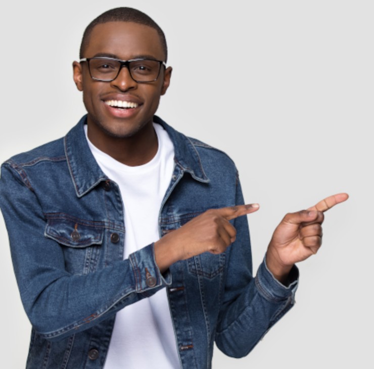 Allez vérifier si vous faites partie de ceux qui seront remboursés pour la CVEC ! jeune homme pointant ses deux mains vers la droite - La SMENO vous indique quels étudiants peuvent bénéficier du remboursement de la CVEC