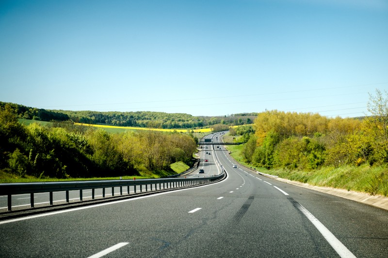 Autoroute ou route nationale, laquelle choisir avec la SMENO ?